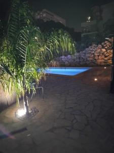 Casa en la naturaleza en Benidorm内部或周边的泳池