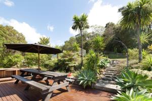Zahrada ubytování Sunny Paihia Retreat with BBQ, Spa and Pool