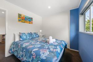 Postel nebo postele na pokoji v ubytování Sunny Paihia Retreat with BBQ, Spa and Pool