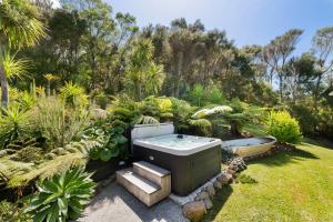 Zahrada ubytování Sunny Paihia Retreat with BBQ, Spa and Pool