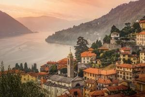 a view of a town with a body of water at Larian Chalet in Moltrasio