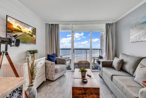 マートルビーチにあるOceanfront Heated Indoor Pool Hot Tub King Bedのソファとテーブルのあるリビングルーム