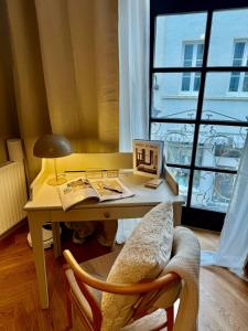 a desk with a chair in front of a window at Traumhaft wohnen in Saarbrücken am historischen Markt in Saarbrücken +9 photos
