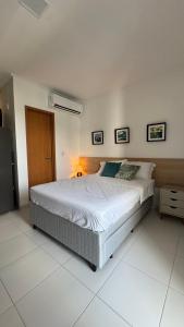 a bedroom with a large bed in a room at Studio Confortável em Muro Alto in Ipojuca