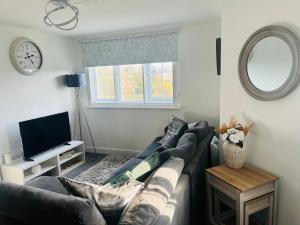 Μια τηλεόραση ή/και κέντρο ψυχαγωγίας στο 1 bed apartment next to train station