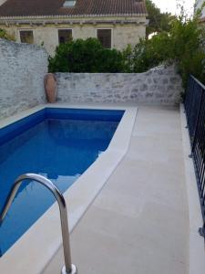 una piscina davanti a una casa di Apartments Villa Nada a Sutivan (San Giovanni di Brazza)