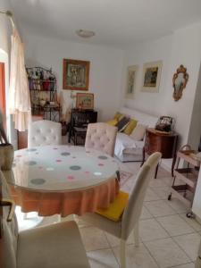un soggiorno con tavolo e sedie di Apartments Villa Nada a Sutivan (San Giovanni di Brazza)