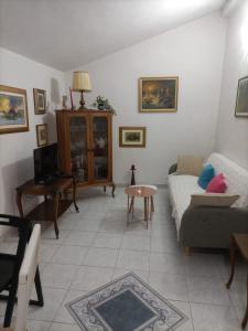 un soggiorno con un divano e un tavolo di Apartments Villa Nada a Sutivan (San Giovanni di Brazza) Altre 21 foto