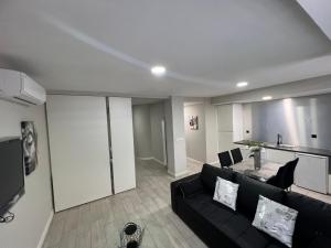 a living room with a black couch and a table at El Encanto Andaluz 1 in Córdoba