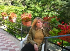 バーリにあるB&B Villa Pallanteの鉢植えの椅子に座る女