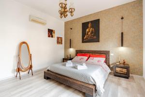 マリーノにあるTSUKI Houseの大きなベッドと大きな鏡のある寝室