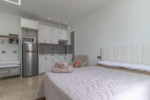 A kitchen or kitchenette at Apartamentos Bello Lanzarote