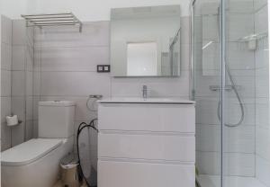 A bathroom at Apartamentos Bello Lanzarote