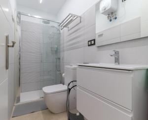 A bathroom at Apartamentos Bello Lanzarote