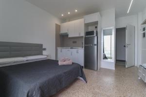 A kitchen or kitchenette at Apartamentos Bello Lanzarote