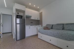 A kitchen or kitchenette at Apartamentos Bello Lanzarote