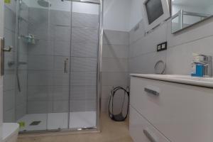 A bathroom at Apartamentos Bello Lanzarote