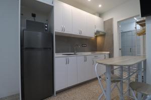 A kitchen or kitchenette at Apartamentos Bello Lanzarote