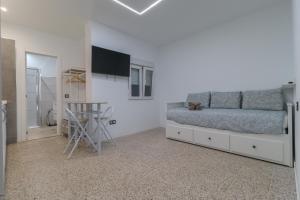 A television and/or entertainment centre at Apartamentos Bello Lanzarote
