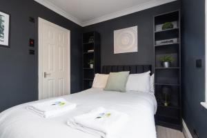 Postel nebo postele na pokoji v ubytování Cozy 1BR Flat, Train Station, Free Parking, WiFi, Smart TV