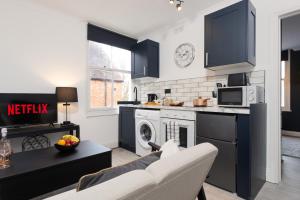 Kuchyň nebo kuchyňský kout v ubytování Cozy 1BR Flat, Train Station, Free Parking, WiFi, Smart TV