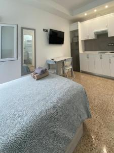 A television and/or entertainment centre at Apartamentos Bello Lanzarote