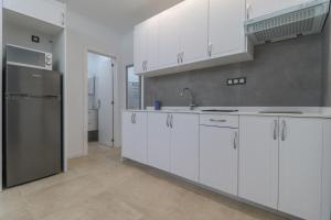 A kitchen or kitchenette at Apartamentos Bello Lanzarote