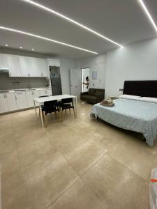 A kitchen or kitchenette at Apartamentos Bello Lanzarote