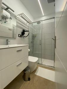 A bathroom at Apartamentos Bello Lanzarote