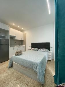 A bed or beds in a room at Apartamentos Bello Lanzarote