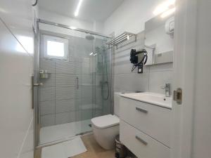 A bathroom at Apartamentos Bello Lanzarote