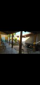 Blick auf eine Terrasse mit Stühlen und Tischen in der Unterkunft casa em peroba in Maragogi + 17 Fotos