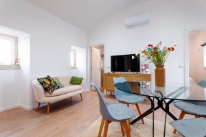 TV a/nebo společenská místnost v ubytování Casa da Boneca