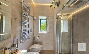 A bathroom at La Terrazza Family Holidays - Sorrento Coast
