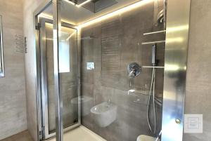 A bathroom at La Terrazza Family Holidays - Sorrento Coast