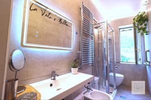 A bathroom at La Terrazza Family Holidays - Sorrento Coast
