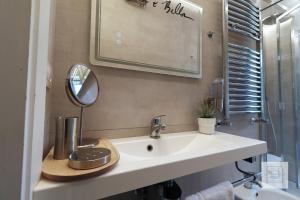 A bathroom at La Terrazza Family Holidays - Sorrento Coast