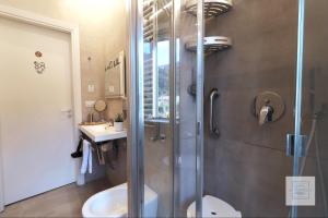 A bathroom at La Terrazza Family Holidays - Sorrento Coast
