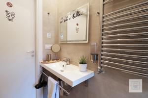 A bathroom at La Terrazza Family Holidays - Sorrento Coast
