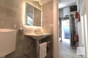 A bathroom at La Terrazza Family Holidays - Sorrento Coast