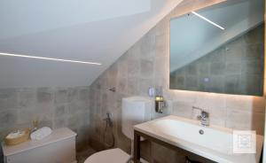 A bathroom at La Terrazza Family Holidays - Sorrento Coast