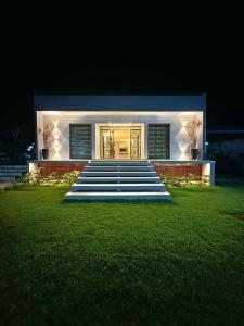 ein Gebäude mit einer Treppe vor einem Hof in der Nacht in der Unterkunft Casa Carnaval 2025-São Benedito-CE in São Benedito + 8 Fotos