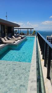 Bazén v ubytování Studio Alive - Charme e Vista Mar na Vitória nebo v jeho okolí