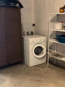 pralka i pralka w pokoju w obiekcie Résidence Héliopolis Bâtiment L - Studio 4 pers CAP d'AGDE MAE-4524 w Cap d'Agde
