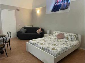 une chambre avec un lit, un canapé et une table dans l'établissement Il Vicolo, à Caltagirone
