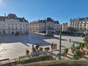 a large plaza in a city with buildings at La Rotonde - Vue sur Place du Martroi Orléans - Climatisation - 5 pers - Hypercentre in Orléans