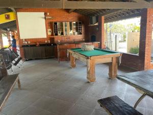 a ping pong table in the middle of a room at Refúgio na Lagoa de Extremoz in Extremóz