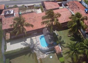 an overhead view of a house with palm trees at Refúgio na Lagoa de Extremoz in Extremóz