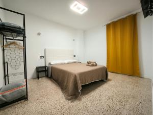 A bed or beds in a room at Apartamentos Bello Lanzarote