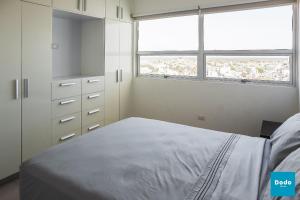 マサトランにあるDepartamento en Torre Mのベッドと窓のある白い寝室 +23枚の写真
